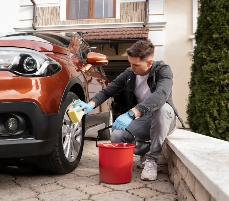 Lavage auto à domicile Calorguen : professionnel intervenant sur un véhicule
